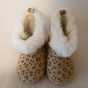 Leopard baby booties